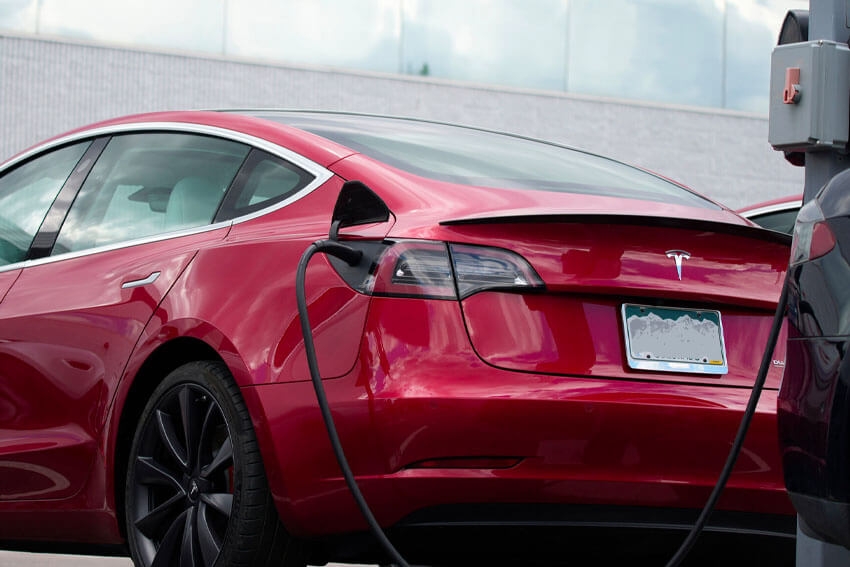 Tesla Price Cut Attracts Shoppers