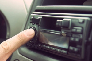 Lawmakers Propose Auto AM Radio Bill